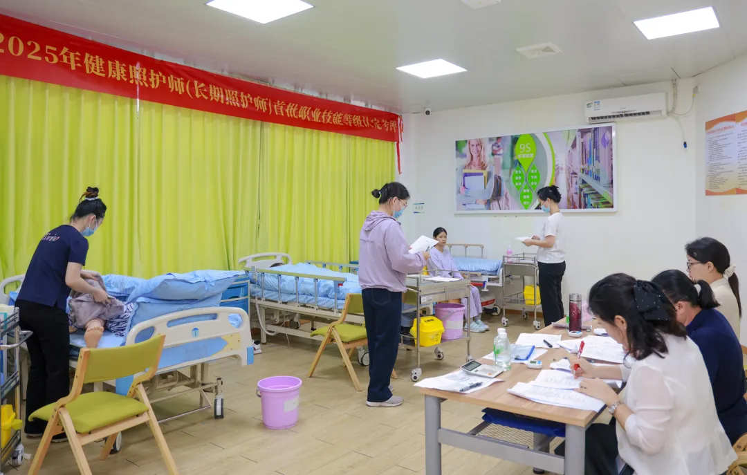 广东首批长期照护师持证上岗