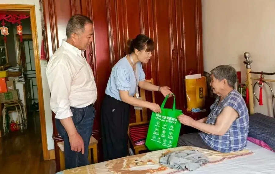 爆火！精打细算的上海老人出动！综合为老服务中心、社区食堂成热门打卡点，还有社区干部“宠”