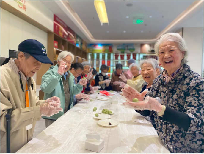 人间四月，食在清明 | 鹏瑞利康护社区与长辈共赴一场“青团之约”