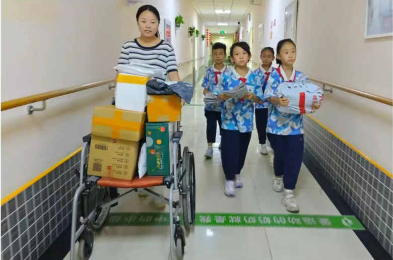 千禾养老 | 小手牵大手，暖意满千禾——育鹰小学小志愿者的温馨陪伴