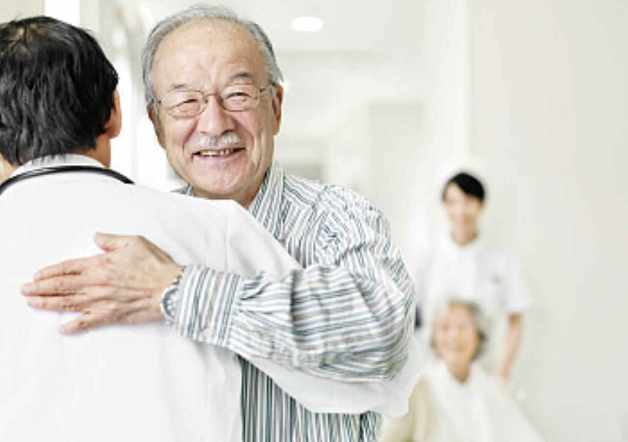 有些老人为什么不太乐意去养老院生活，子女应该如何沟通？