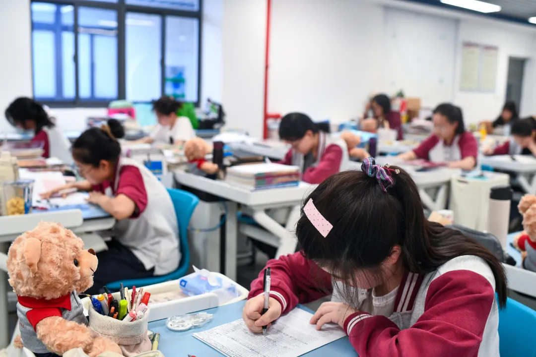 财政部：适当提高退休人员基本养老金