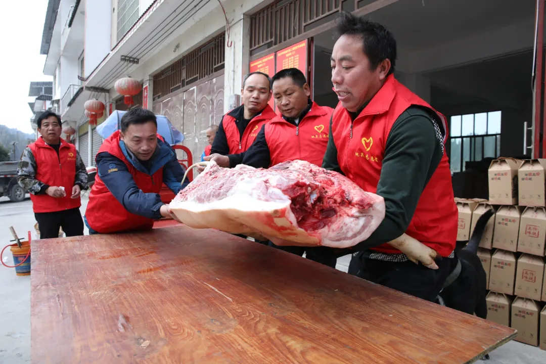 76位80岁以上老人收到了猪肉等慰问品，荔波县尊老献爱心，暖冬慰老人