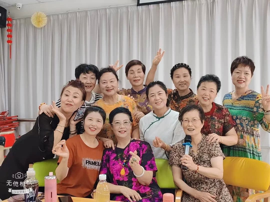 九如城：从灶台到舞台，她用热爱点亮人生 | 潘宝金和她的“银龄姐妹团”温暖故事