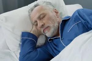 老人睡姿不当，对身体有害？2种危险的睡姿及时纠正！