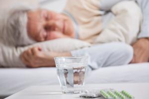 防止夜间尿频：秋冬季老年人如何正确饮水